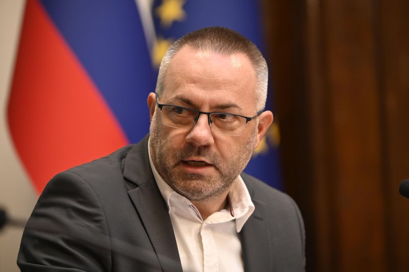 Zdravstveni minister ima popolno zaupanje predsednika vlade.