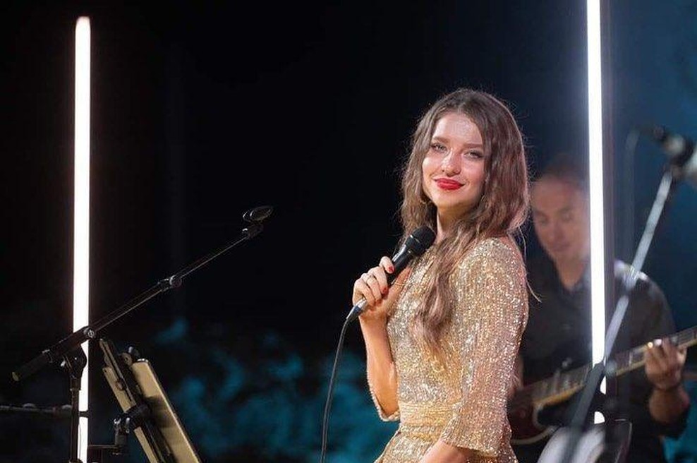 Maja Keuc navdušila s čudovito novico! Njeni oboževalci so presrečni, mi pa smo v njeni objavi opazili še nekaj (foto: Instagram/Amaya)