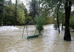 Obilno deževje povzroča težave, možni tudi zemeljski plazovi