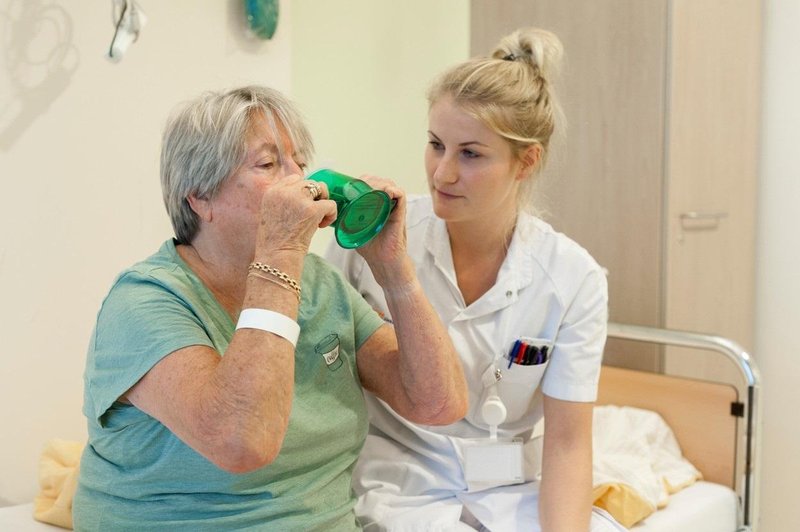 Ob sprejemu v bolnišnico iz domov za starejše bi lahko oskrbovancem namestili zapestince, predlaga bolnišnica.