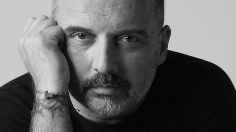 Tony Cetinski po presaditvi las navdušil z novo pričesko