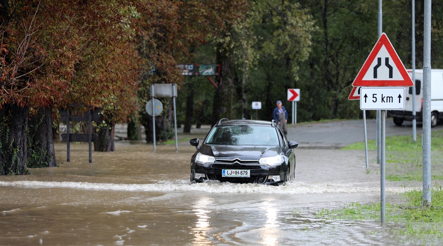 Na poti v službo? Pozor, zaradi obilnega dežja zaprte številne ceste (foto: Bobo)