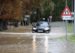Na poti v službo? Pozor, zaradi obilnega dežja zaprte številne ceste