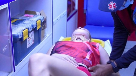 Huda poškodba novinke: akrobatko je rešilec odpeljal v zdravniško oskrbo. Se bo vrnila?
