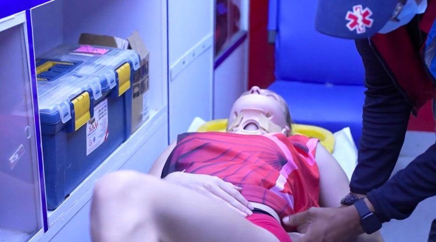 Huda poškodba novinke: akrobatko je rešilec odpeljal v zdravniško oskrbo. Se bo vrnila? (foto: Planet TV/posnetek zaslona/fotomontaža)