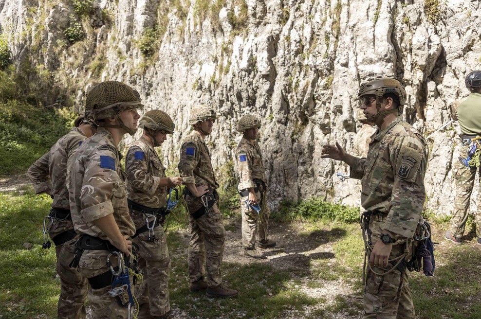 FOTO: V slovenskih gorah je bilo skoraj 400 tujih vojakov. Imamo pojasnila, kaj so počeli (foto: Facebook/British Army)