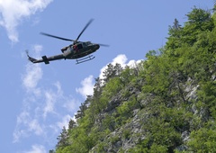Koga s helikopterji in psi iščejo novogoriški policisti?