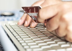 Znano, koliko Slovencev je lani nasedlo spletnim goljufijam in katerim