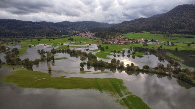 FOTO: Poglejte, kako se je polje spremenilo v jezero, ki privabi ...