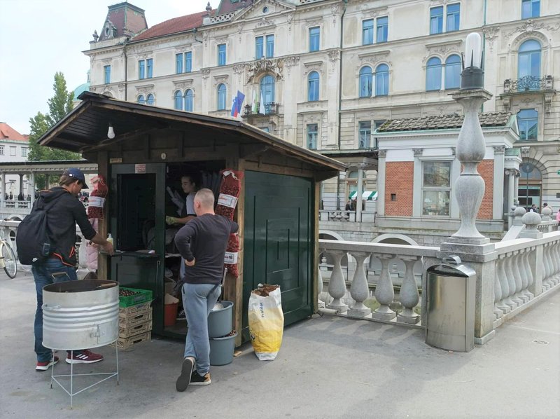 V hladnih jesenskih dneh prezeble dlani najbolj ogrejejo vroči pečeni kostanji. Glede na to, da so se hiške šele odprle, temeprature pa so še kar visoke, pred prodajno utico v središču Ljubljane dolgih vrst kupcev zaenkrat še ni.