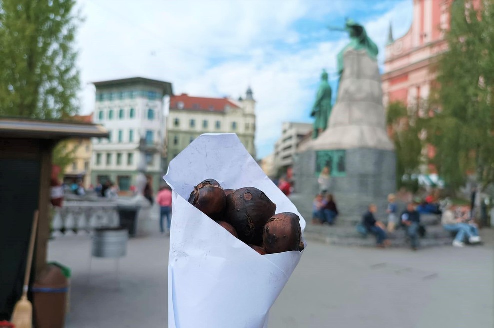 V mestih že diši po pečenem kostanju: za koliko so letošnje merice dražje od lanskih? (foto: P.M.)