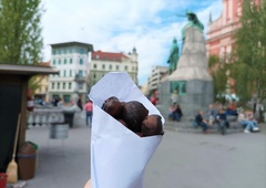 V mestih že diši po pečenem kostanju: za koliko so letošnje merice dražje od lanskih?