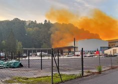 Prebivalci nad tovarno opazili oblak nenavadne barve: sprožili okoljski alarm