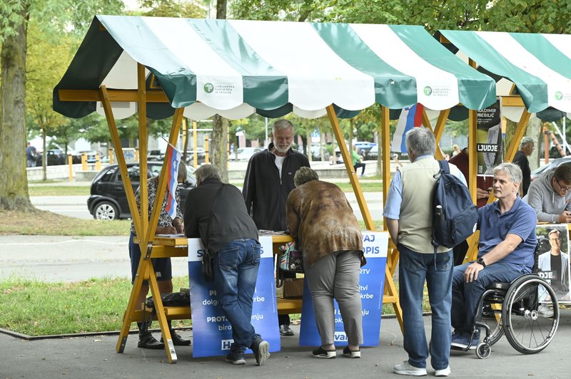 Stojnica zbiranje podpisov za razpis zakonodajnih referendumov o spremembah zakonov o vladi RTVS in dolgotrajni oskrbi.