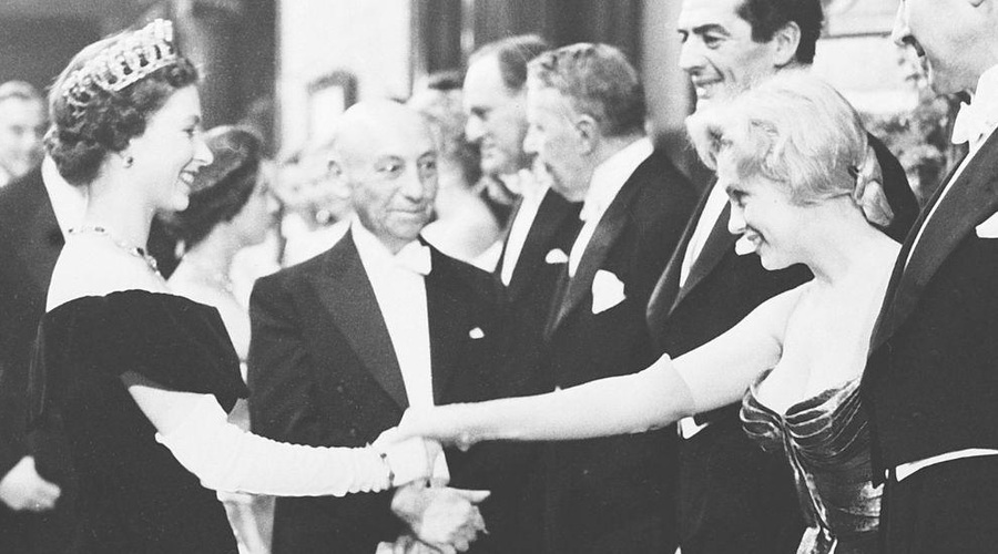 Prepovedana obleka Marilyn Monroe, ki je šokirala mnoge, ne pa tudi kraljice Elizabete II. (foto: Profimedia)