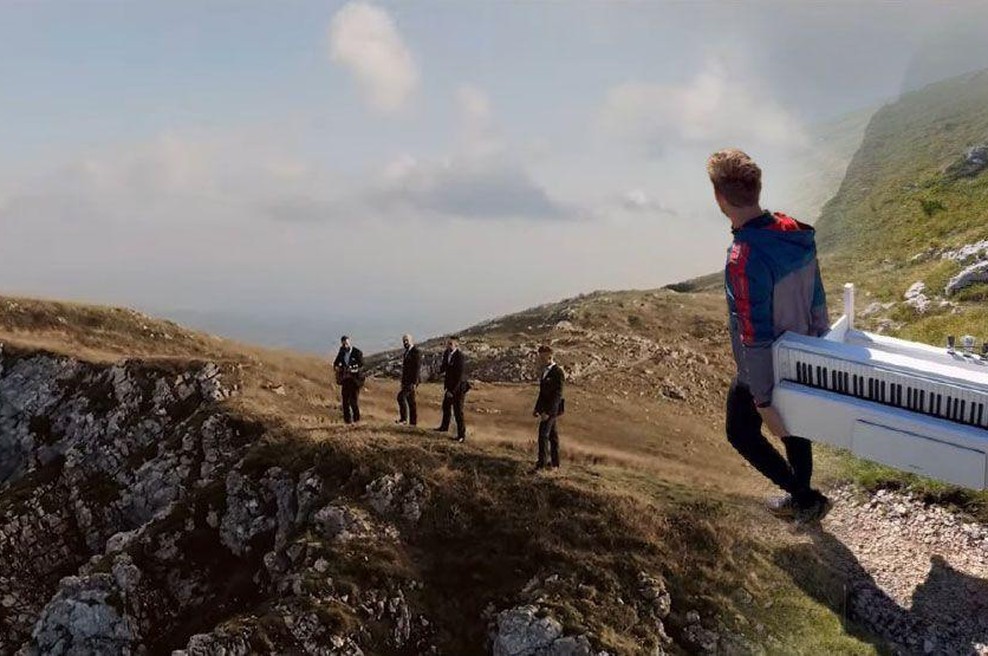 Nor podvig, ki odmeva: slovenski glasbeniki s klavirjem na 1900 metrov. Kaj se je dogajalo? (foto: Youtube/Instagram/fotomontaža)