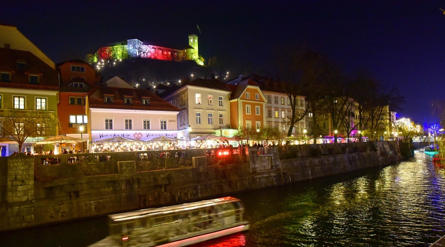 Ne le mrzla, letošnja zima bi bila brez praznične osvetljave mest lahko ena bolj temnih doslej (foto: Bobo)