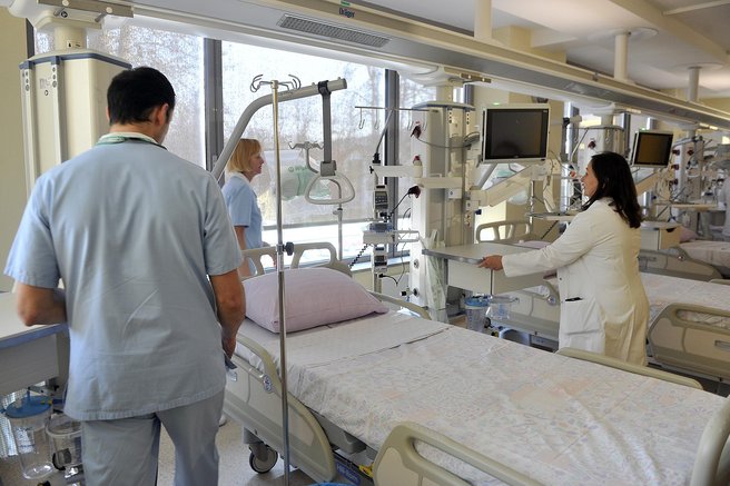 Zdravstveni delavci preobremenjeni in preutrujeni, kar vpliva na varnost pacientov