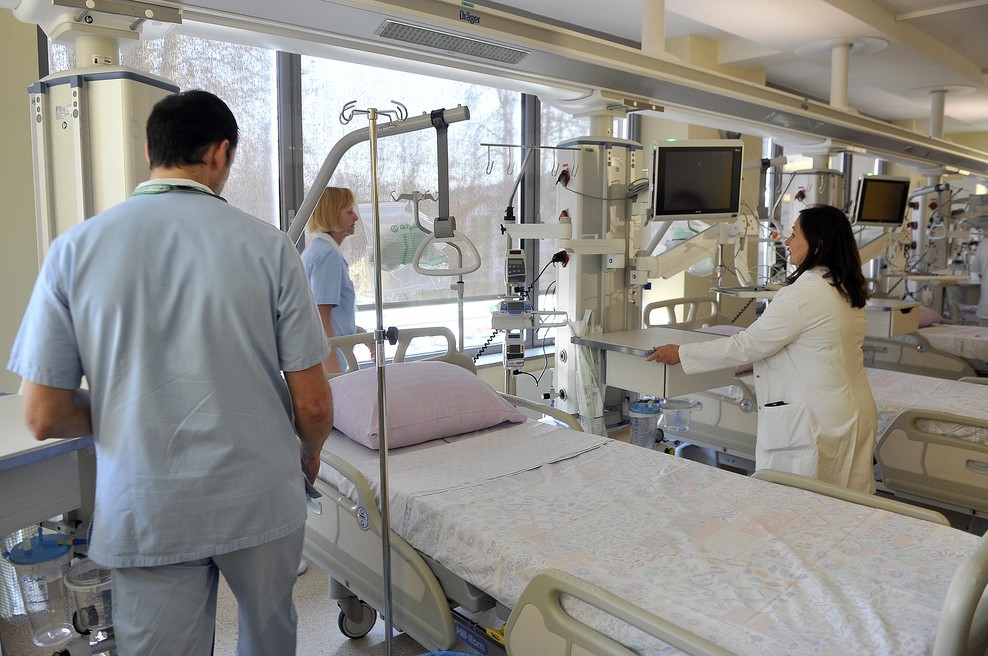 Zdravstveni delavci preobremenjeni in preutrujeni, kar vpliva na varnost pacientov (foto: Bobo)
