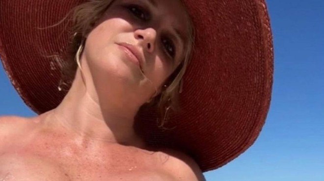 Britney Spears sledilce šokirala z golimi fotografijami s plaže (foto: Instagram/Britney Spears)
