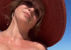 Britney Spears sledilce šokirala z golimi fotografijami s plaže