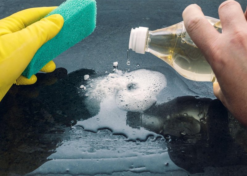 Poceni trik, ki ga poznajo vse izkušene gospodinje: čiščenje vodnega kamna še nikoli ni bilo lažje