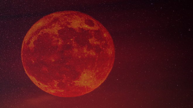 Krvavo rdeča vranja polna luna bo kmalu zažarela na nebu: pripravite se na spremembe, ki jih prinaša (foto: Profimedia/Twitter/Inga Sarda-Sorensen/fotomontaža)