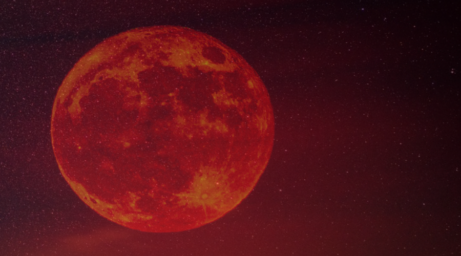 Krvavo rdeča vranja polna luna bo kmalu zažarela na nebu: pripravite se na spremembe, ki jih prinaša (foto: Profimedia/Twitter/Inga Sarda-Sorensen/fotomontaža)