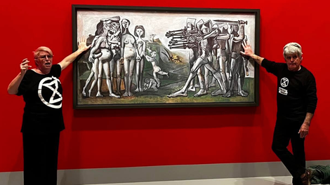 Saj ni res, pa je: z lepilom sta se prilepila na Picassovo sliko