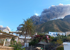 VIDEO: V sosednji državi izbruhnil vulkan, posnetki so šokantni