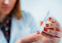 Skoraj polovica Slovencev je ostro proti vnovičnemu cepljenju: med njimi je največ ...