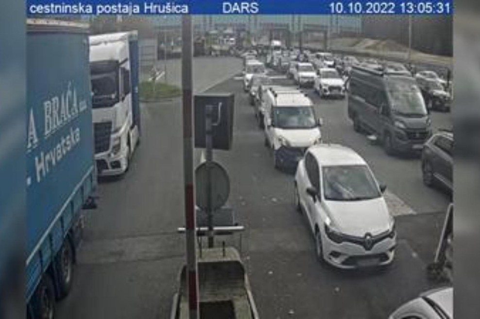 Vozniki, pozor: okvara vozila povzročila večkilometrske zastoje na gorenjski avtocesti (foto: Posnetek zaslona)