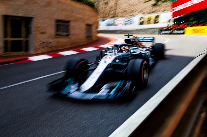 Hamilton v gibanju. Fotografija kriči F1, Monaco in na njej sedemkratni prvak.
