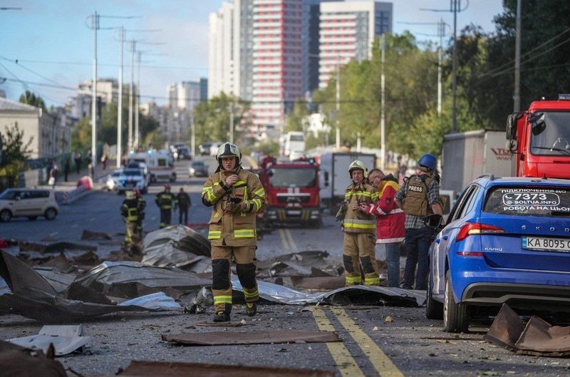 Rusija je sprožila raketne napade na Kijev in druga večja ukrajinska mesta, ki so terjali najmanj deset življenj, na desetine je bilo ranjenih.