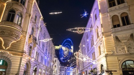 Veseli december pred vrati: prižgati novoletne lučke ali ne?