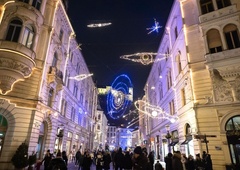 Veseli december pred vrati: prižgati novoletne lučke ali ne?