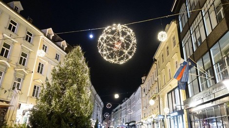 Prestolnica je iz dneva v dan bolj okrašena: v središču Ljubljane bo zagorelo 50 kilometrov prazničnih lučk