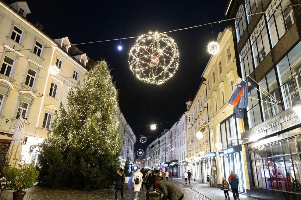 Prestolnica je iz dneva v dan bolj okrašena: v središču Ljubljane bo zagorelo 50 kilometrov prazničnih lučk (foto: Profimedia)