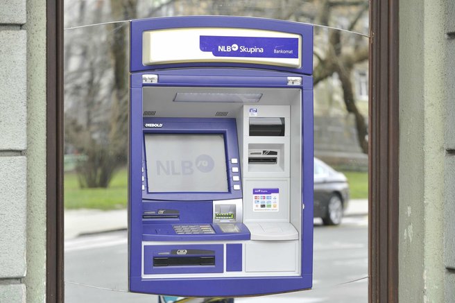Ko smo vsi mirno spali, so nepridipravi pod krinko noči razbili bankomat