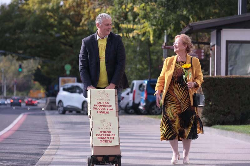 Metka Zevnik in Aleš Primc sta vložila 30.600 podpisov pobude za razpis naknadnega zakonodajnega družinskega referenduma za zaščito otrok in družin o spremembah družinskega zakonika.