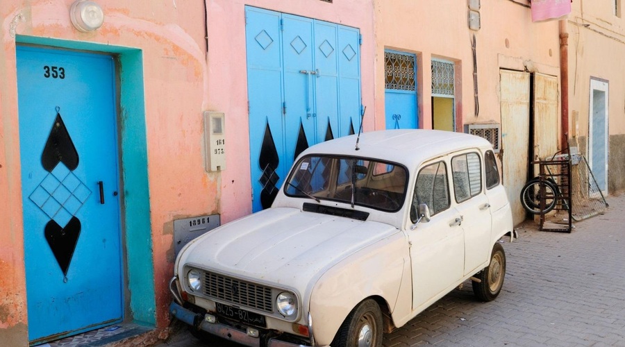 Se je spomnite? Legendarna katrca se je odpeljala na obisk in pozirala ob ... (foto: Profimedia)