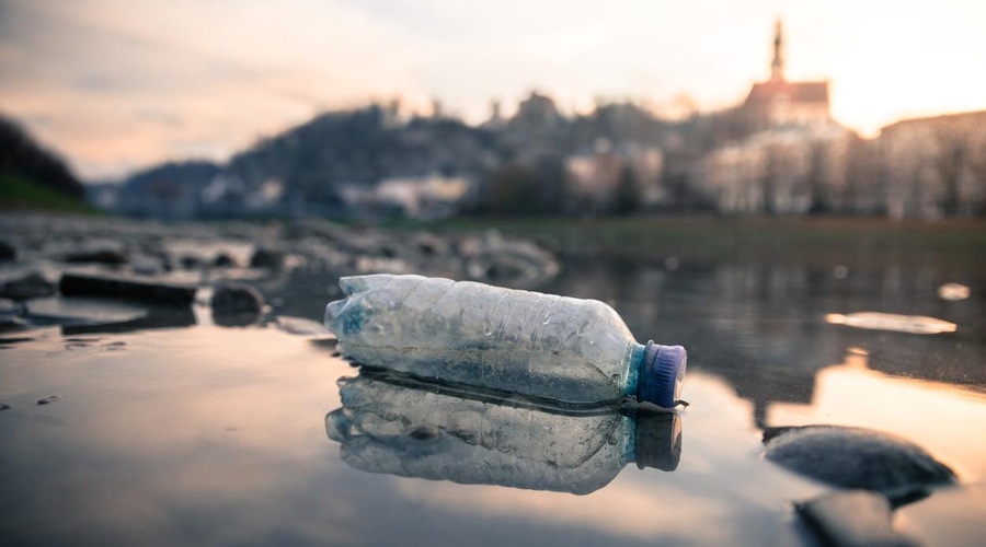 Kako se izogniti MIKROPLASTIKI, ko pa je ta POVSOD: v okolju in naših telesih (celo materinem mleku) (foto: profimedia)