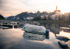 Kako se izogniti MIKROPLASTIKI, ko pa je ta POVSOD: v okolju in naših telesih (celo materinem mleku)