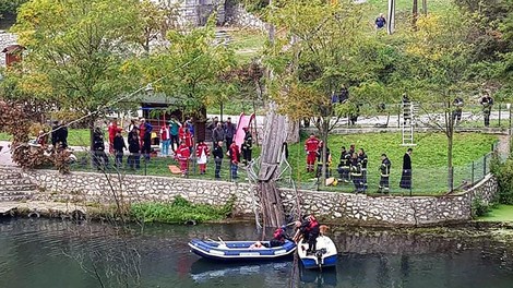 Grozljiva tragedija: zrušil se je viseči most, smrtne žrtve med nesrečnimi turisti
