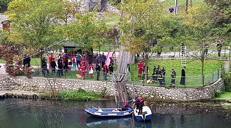 Grozljiva tragedija: zrušil se je viseči most, smrtne žrtve med nesrečnimi turisti (foto: MUP Srbije)
