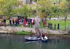 Grozljiva tragedija: zrušil se je viseči most, smrtne žrtve med nesrečnimi turisti