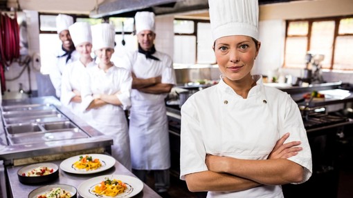 Zakaj je v vrhunski kuhinji tako malo žensk, če so za štedilnikom še vedno glavne?