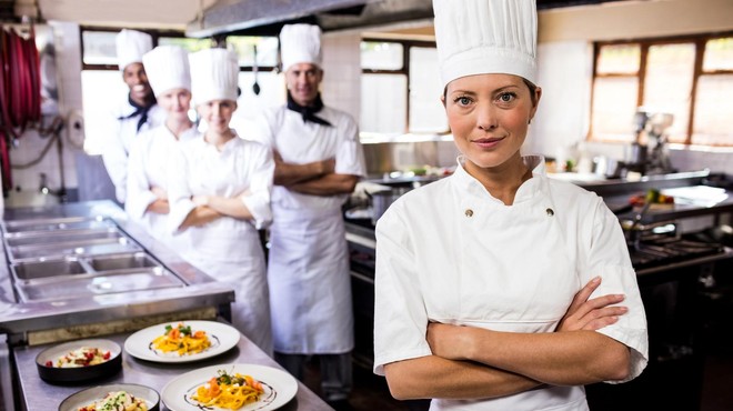 Zakaj je v vrhunski kuhinji tako malo žensk, če so za štedilnikom še vedno glavne? (foto: Profimedia)