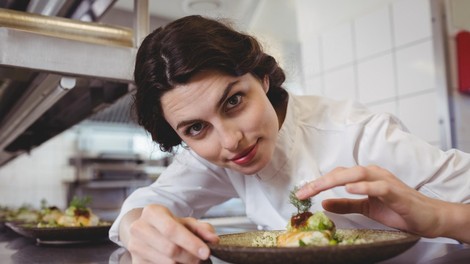 Kuharica pokazala, kakšen je pravzaprav njen delovni dan, vse je posnela, komentatorji pravijo: "Naj ti dajo večjo plačo!"