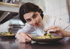 Kuharica pokazala, kakšen je pravzaprav njen delovni dan, vse je posnela, komentatorji pravijo: "Naj ti dajo večjo plačo!"